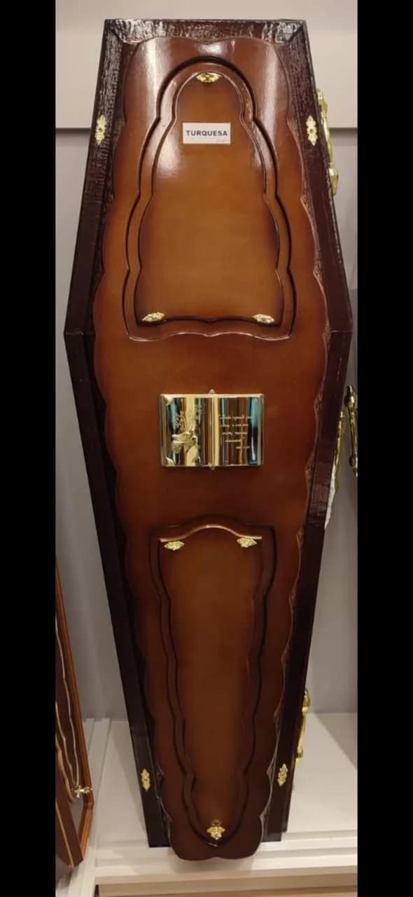 Urna funerária Turquesa em tom castanho com moldura frontal e placa memorial.